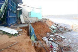 Sập 5 nhà dân ở Bình Thuận vì biển xâm thực